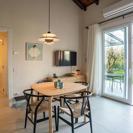 Guesthost - Two-room In With Pool! * Como