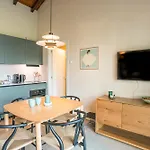 Guesthost - Two-room In With Pool! Apartamento *