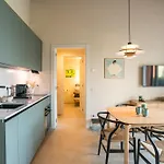 Guesthost - Two-room In With Pool! Daire Como