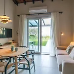 Guesthost - Two-room In With Pool! Apartamento *